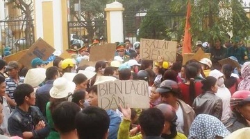 Bi thu Thanh Hoa doi thoai voi ngu dan Sam Son hinh anh