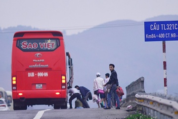 Kho xu ly triet de nan dung xe don khach tren cao toc hinh anh
