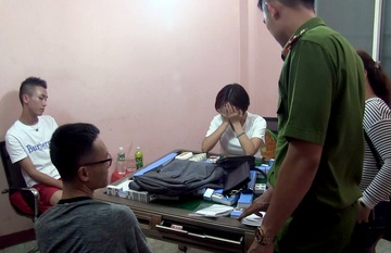 Tam giu 11 nguoi Trung Quoc danh bac trong can nha thue hinh anh