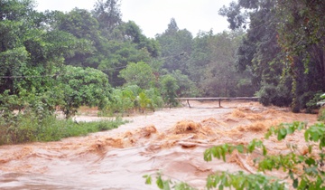 Binh Phuoc ngap sau, hang chuc nguoi mac ket do cau sap hinh anh