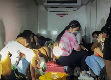 Se ho tro dua 15 nguoi duoc giau trong thung xe lanh ve que hinh anh