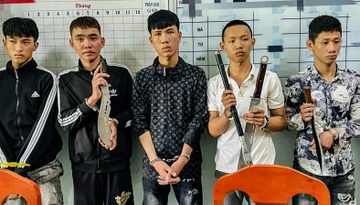 Bat nhom nghi pham chem nguoi trong thuong hinh anh
