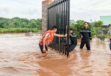 Nhieu ho dan mac ket trong lu lut o Binh Phuoc hinh anh