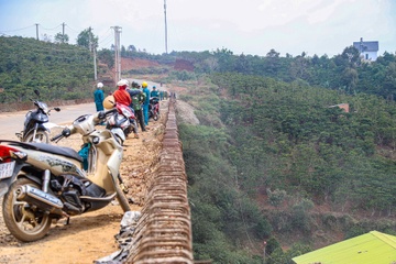 Hien trang cau Nau Sri - noi xay ra vu oto roi xuong vuc, 2 nguoi chet hinh anh