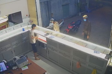 Chu tiem vang bat luc truoc 2 nghi pham cuop tai san hinh anh