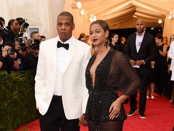 Em gai Beyonce danh Jay-Z trong thang may hinh anh