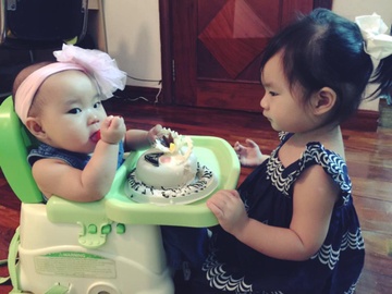 Cham con cung Minh Ha: Khi nao can cho tre an dam? hinh anh