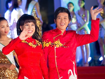 Hoai Linh - Viet Huong dien ao dai doi tren tham do hinh anh