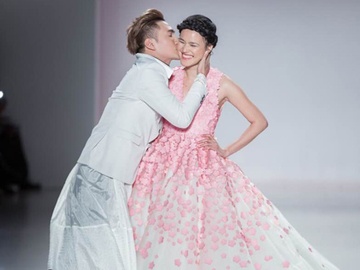 Ly Qui Khanh hon Tuyet Lan o san dien New York Fashion Week hinh anh