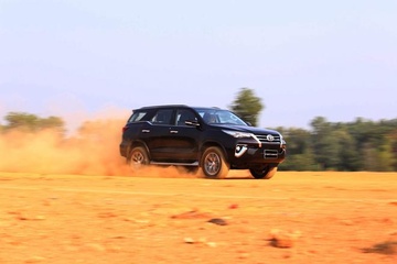 Co duoi 1,5 ty dong, nen chon Mazda CX-8 hay Toyota Fortuner? hinh anh