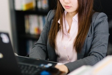 Nhan vien Nhat Ban lam viec vat va, bi gioi han so lan di ve sinh hinh anh