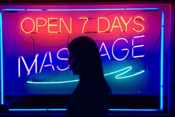 Ben trong tiem massage tra hinh o My hinh anh
