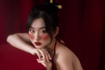 Nu sinh theo hoc 2 truong dai hoc, la mau anh co tieng o Ha Noi hinh anh