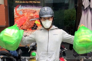 Chang trai di khap TP.HCM phat com chay trong mua dich hinh anh