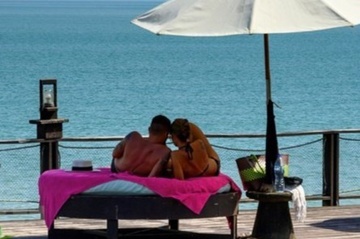 Phuket cam khach du lich o chung voi dan dia phuong hinh anh