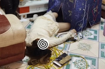 Thu thach uong 3 chai ruou, co gai bat tinh khi dang livestream hinh anh