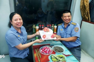 Chuyen 'vo chong Ngau' tren tau hoa: Nhin nhau qua o cua hinh anh