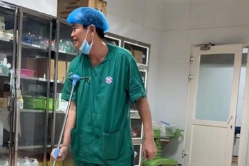 Buc anh bac si 'chong nang' buoc ra khoi phong mo gay xuc dong hinh anh