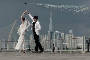 Su that anh cuoi chup dung luc tiem kich tha bay nhiet 30/4 o TP.HCM hinh anh