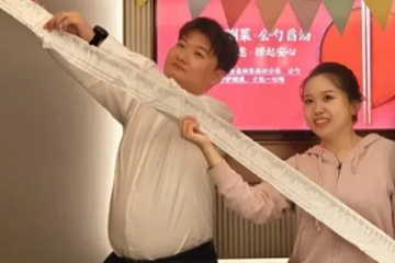 Cặp đôi Trung Quốc 'quay xe' làm đám cưới ở Haidilao, hóa đơn dài 2 m