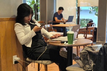 Thực hư The Coffee House bịt kín ổ điện, 'đuổi khéo' khách ngồi lâu