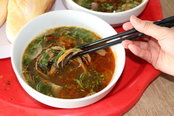 Chu quan Nghe An xin khach 'bot mot con luon', quyet khong tang gia hinh anh