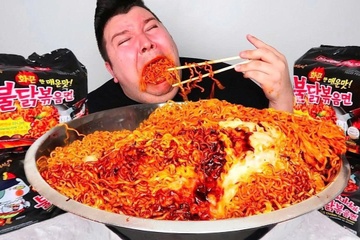 'Thanh mukbang' mot nam sau cu lua gay soc toan the gioi hinh anh