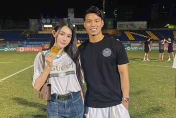 Van Thanh nang cup vo dich cung ban gai 'hot girl phong gym' hinh anh