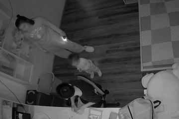 Tu vu con trai bi me ke bao hanh: Vi sao dua tre im lang chiu dung? hinh anh