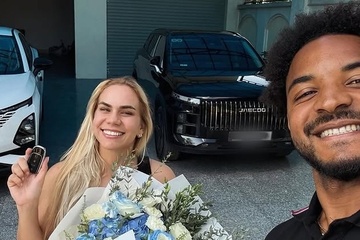 Vo chong Xuan Son khoe oto moi khi tro ve Viet Nam hinh anh