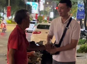 Xot xa khi vo tinh gap thay day Toan cap 2 nhat ve chai tren pho hinh anh