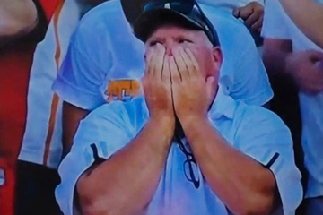 Tron lam di xem bong chay, nhan vien bi sep nhin thay tren man hinh hinh anh