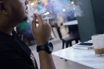 Chu quan ca phe o TP.HCM, Ha Noi 'dau dau' vi khach hut thuoc noi cam hinh anh