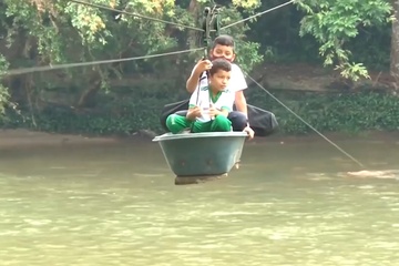 Hoc sinh vuot song tren cap treo tu che o Colombia hinh anh