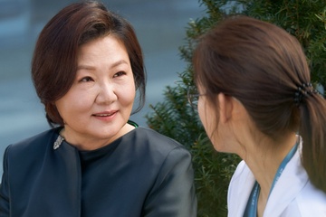 Ba me muon bien minh thanh trung tam cua vu tru hinh anh