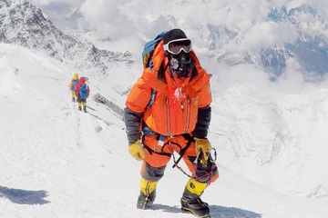 Nguoi dan ong muon leo len dinh Everest truoc khi phai ngoi xe lan hinh anh