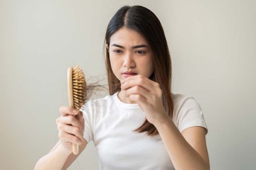 Khí huyết hư nhược là nguyên nhân khiến tóc rụng không ngừng