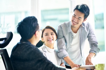 Ghi diem trong mat dong nghiep nho loi khen dung luc hinh anh