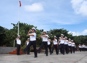 Linh thieng le Chao co cua quan dan tren dao Truong Sa hinh anh