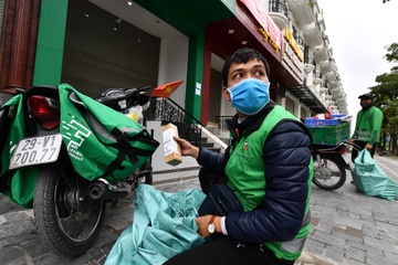 Xe om, shipper tai TP.HCM van duoc hoat dong khi cach ly toan xa hoi hinh anh