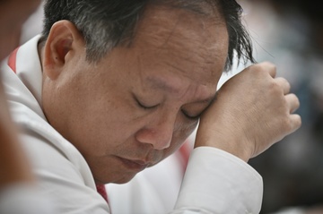 Ong Tat Thanh Cang bi dinh chi chuc pho ban bien soan lich su hinh anh