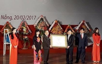 Dai hoc dan lap dau tien dat chuan kiem dinh chat luong hinh anh