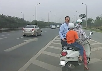 Tai xe dung xe giup 2 me con di lac tren duong cao toc hinh anh