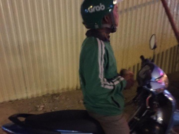 Tai xe Grab Nghe An day xe 2 km giup hai nam sinh xa la hinh anh