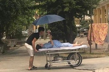 Vo bung bau che o cho chong loay hoay day xe vao phong sinh hinh anh