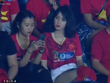 Co gai gay chu y khi xuat hien tren khan dai tran Viet Nam - Jordan hinh anh
