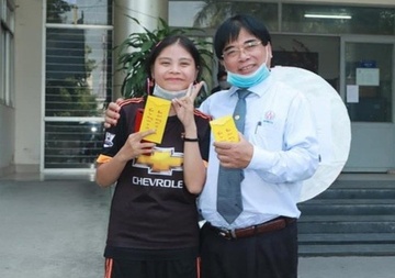 Thay hieu truong den ky tuc xa, phat khau trang mien phi cho sinh vien hinh anh