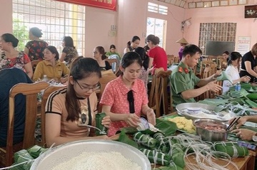 Tuoi tre Cong an Binh Phuoc goi 3.000 banh tet tiep suc vung lu hinh anh