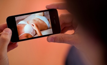 Nguoi dung iPhone xem phim khieu dam nhieu hon Android hinh anh