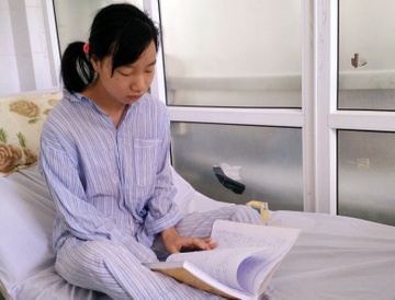 Ngat xiu vi nang nong, nu sinh on thi tren giuong benh hinh anh